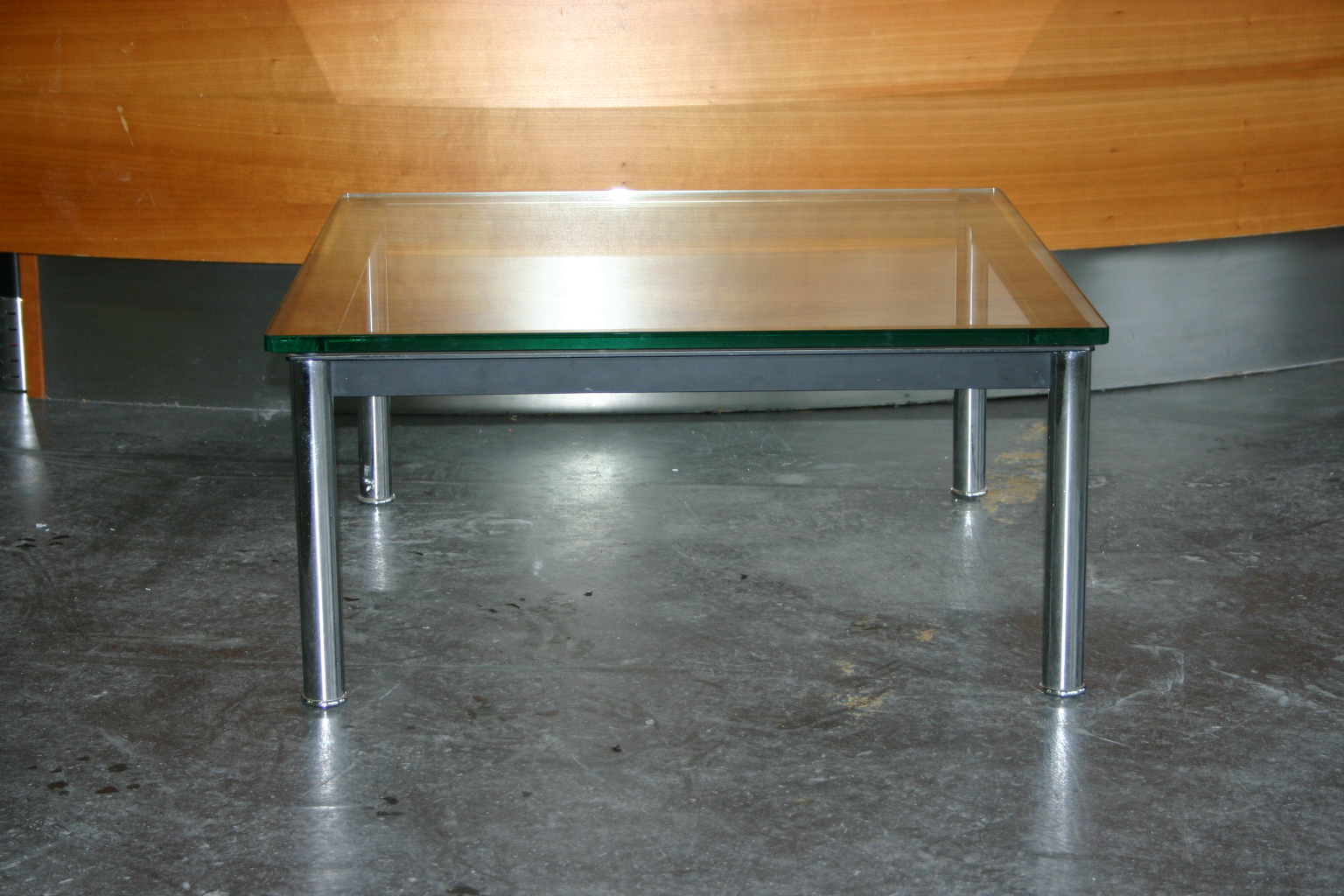 Couchtisch mit Glasplatte von Cassina, Modell LC10 Couchtisch mit Glasplatte von Cassina, Modell LC10