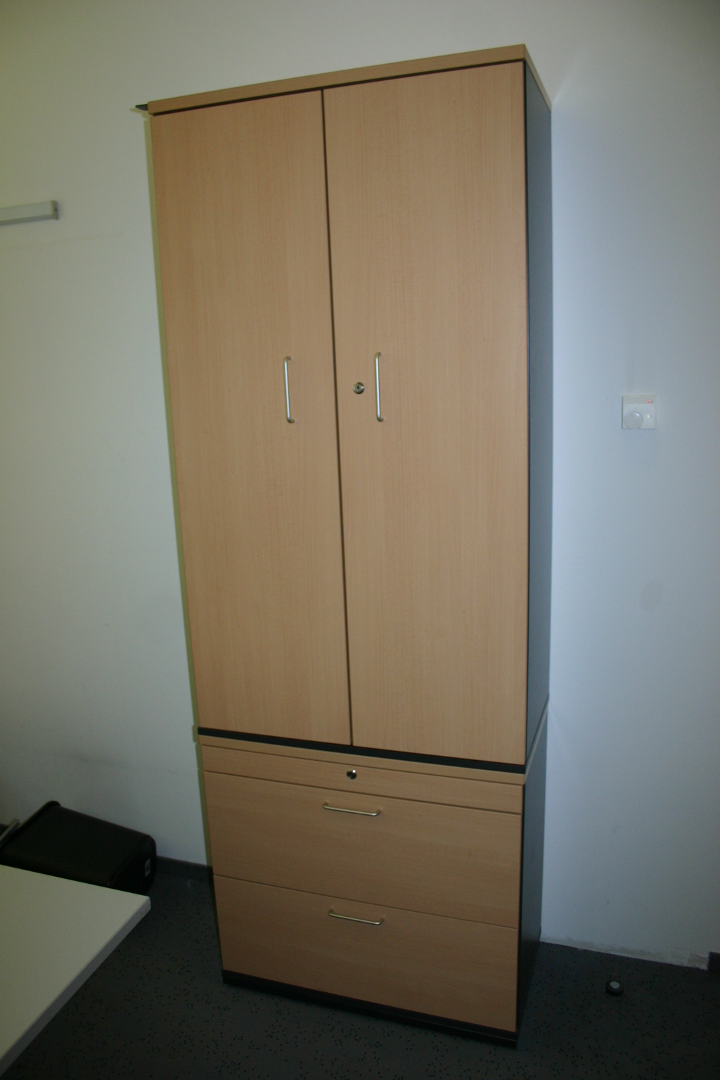 2teiliger Aktenschrank in Buche / Anthrazit mit Hängeregister