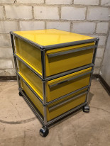Rollcontainer in gelb von USM Haller