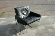 Sessel in schwarzem Leder von Kill International - VINTAGE