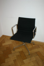 Eleganter Aluchair EA107 von Vitra, Charles Eames