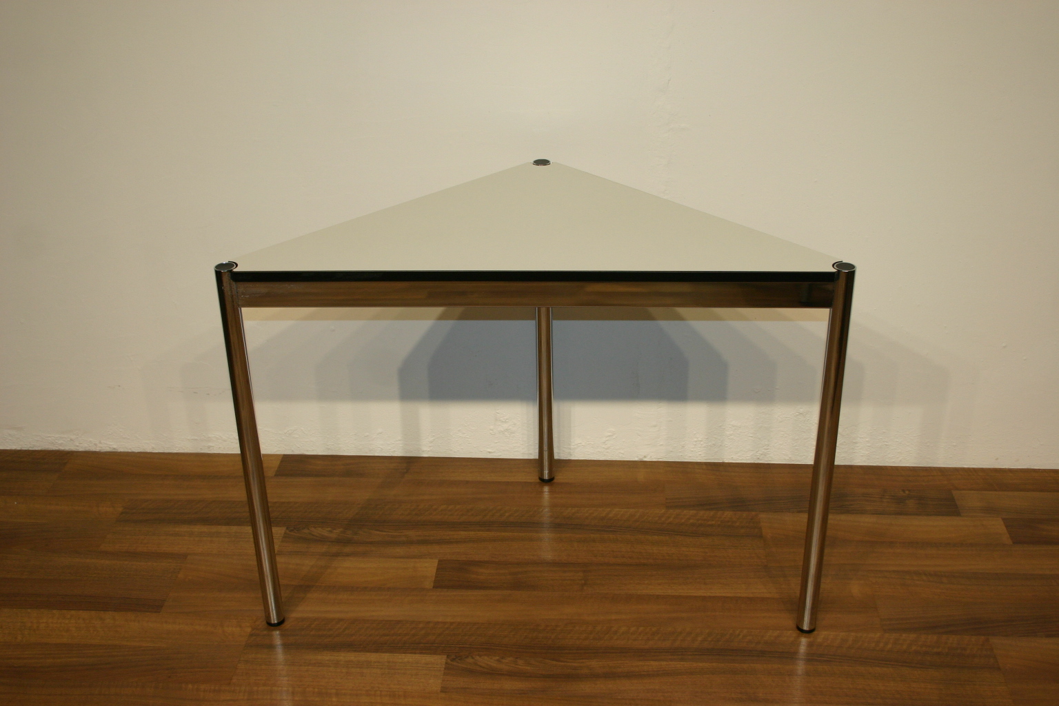 USM Haller Dreieckstisch in perlgrau 75 x 75